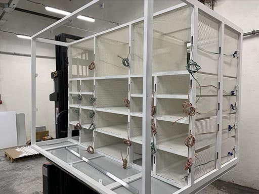 Již lakovaná konstrukce s včetně elektroinstalace